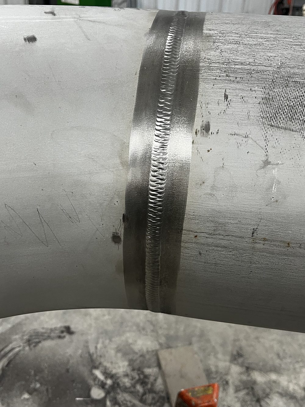 Circumferential weld on large-diameter stainless pipe