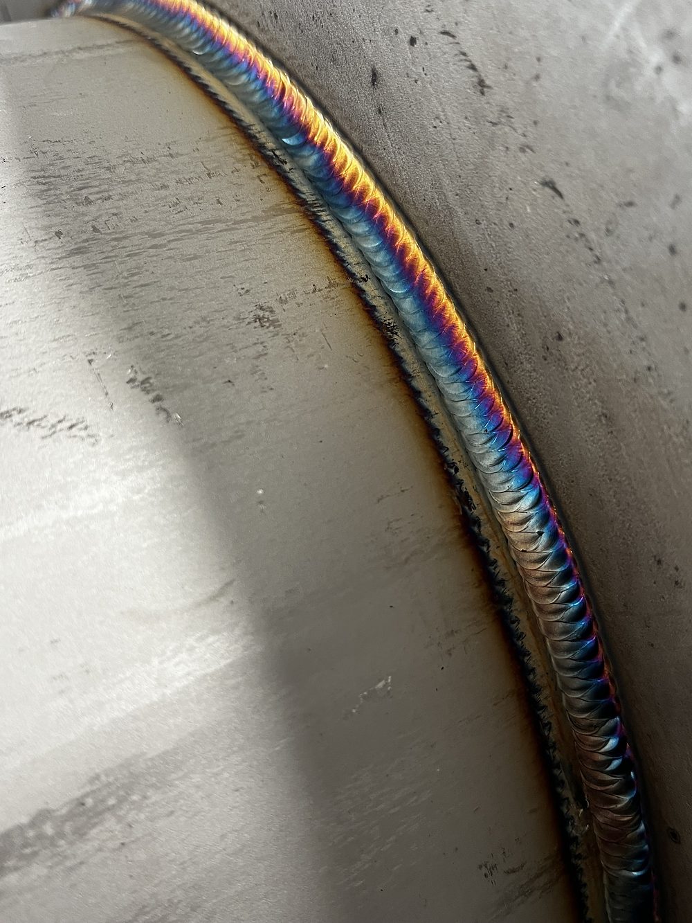 Full color heat tint along a stainless seam