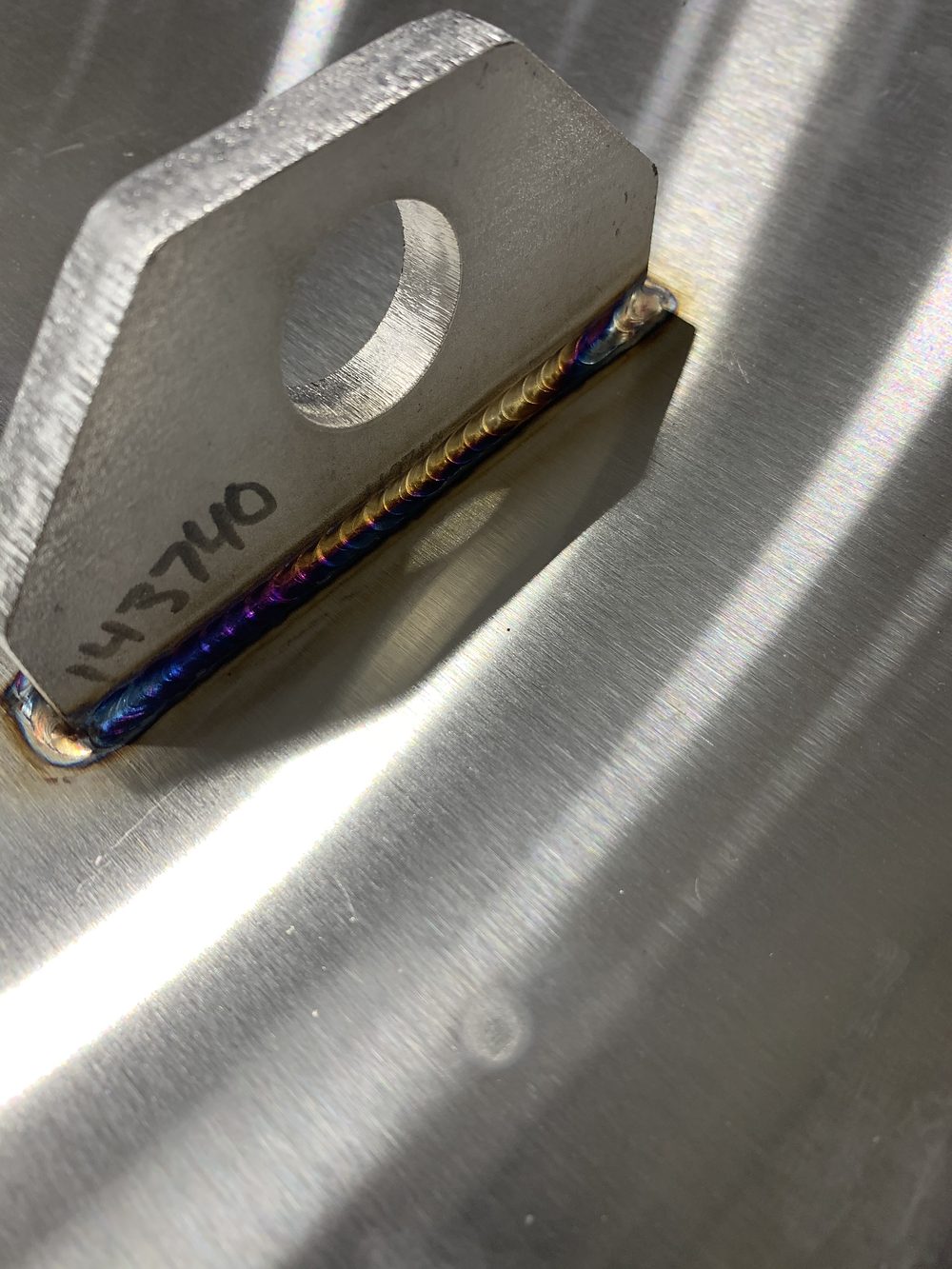 Lifting lug welded to a stainless shell