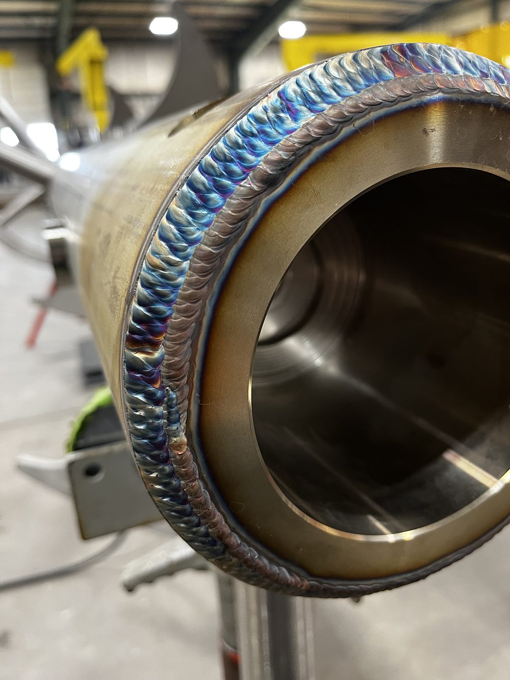 Heat-tinted weld ring on a stainless pipe end
